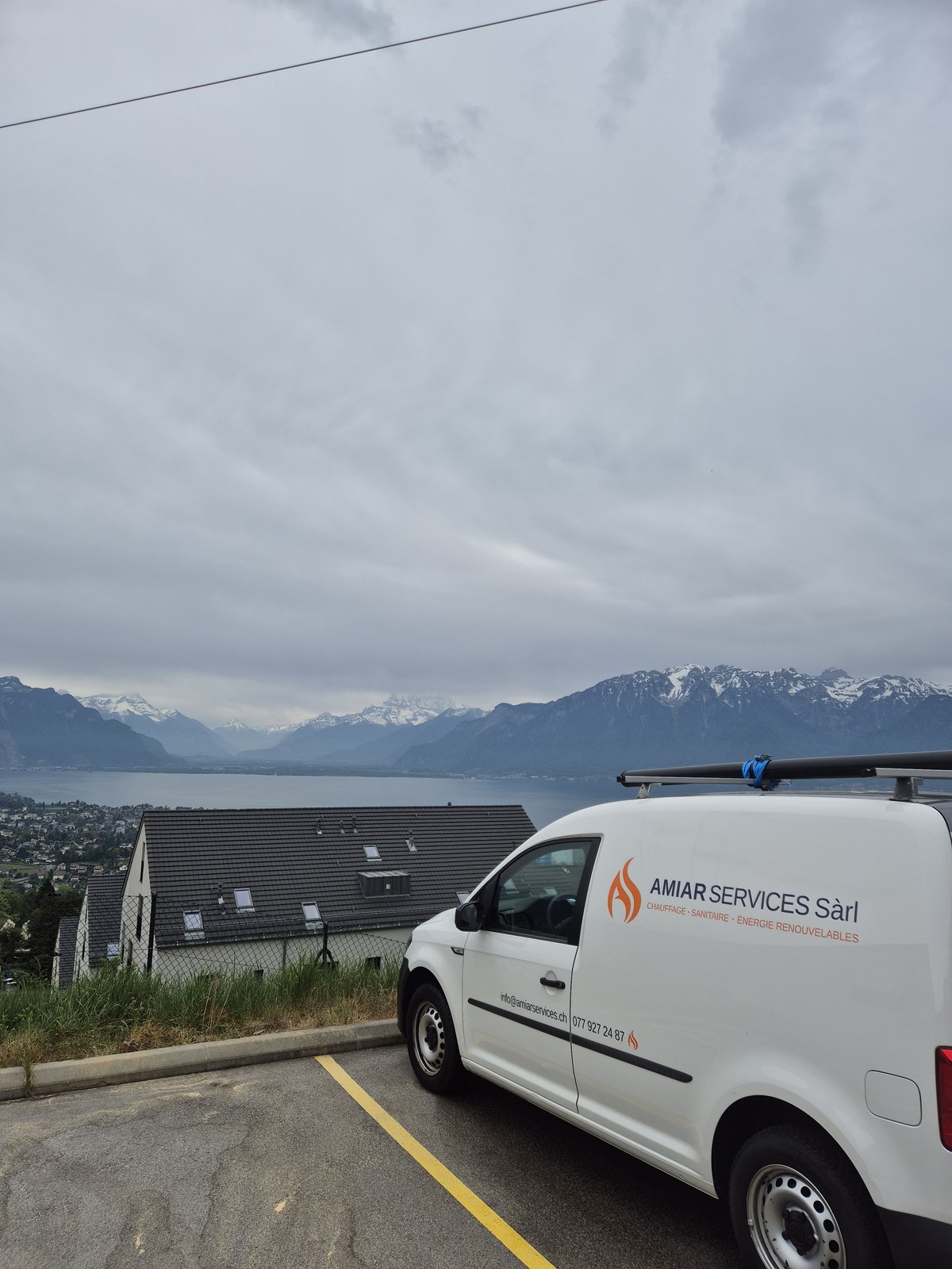 Véhicule AMIAR Services Sàrl en intervention sur la Riviera vaudoise — vue depuis Jongny sur le Léman et les Alpes valaisannes