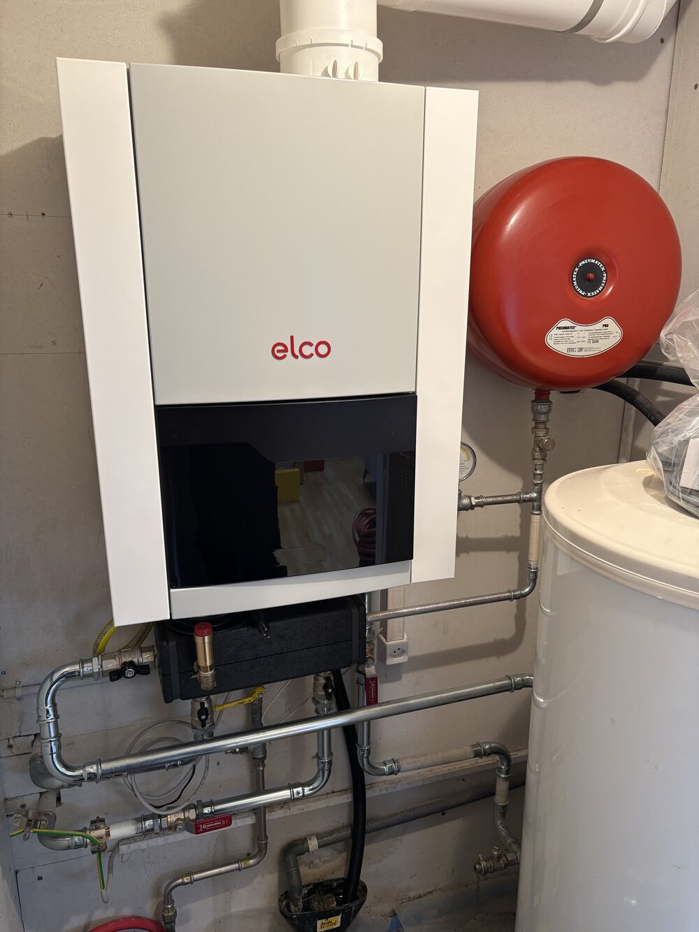 APRÈS - Chaudière gaz à condensation Elco neuve installée par AMIAR Services Sàrl
