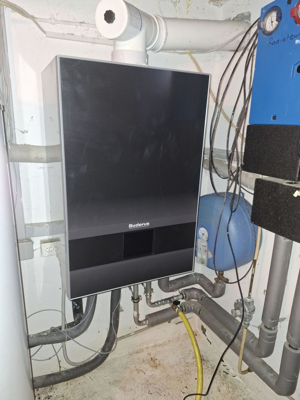 APRÈS - Chaudière gaz à condensation Buderus neuve installée par AMIAR Services Sàrl