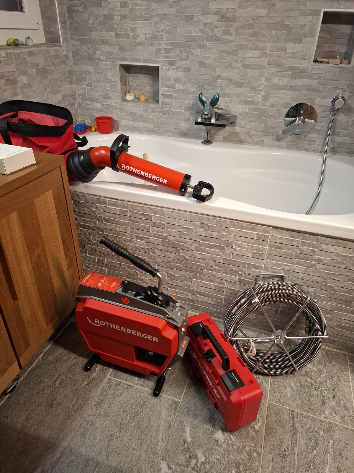 Matériel professionnel Rothenberger d'AMIAR Services Sàrl pour débouchage canalisation en Suisse romande : furet électrique avec spirales et pompe à piston Ropump