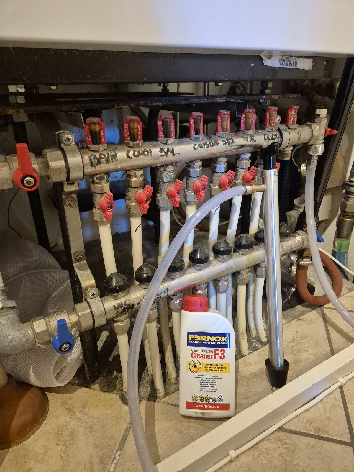 Injection du nettoyant chimique Fernox F3 dans le circuit de chauffage — désembouage professionnel