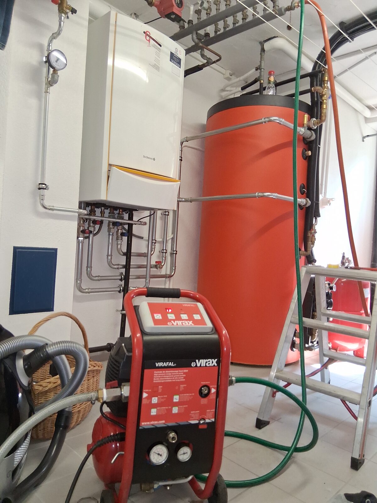 Rinçage haute pression du circuit de chauffage avec désemboueuse professionnelle Virax Virafal