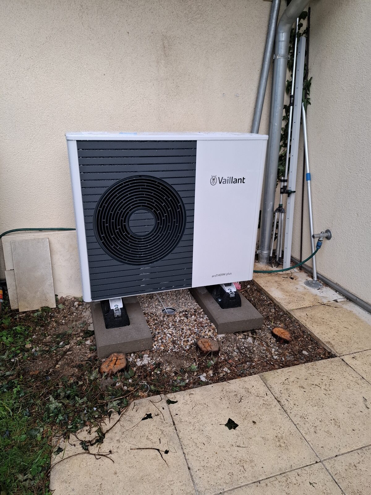 Nouvelle pompe à chaleur Vaillant aroTHERM plus extérieure installée à Etoy