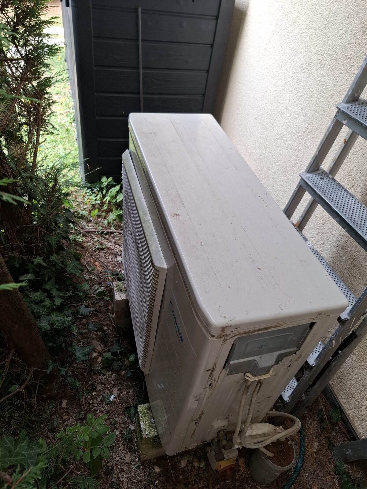 Ancienne pompe à chaleur Daikin extérieure avant remplacement à Etoy