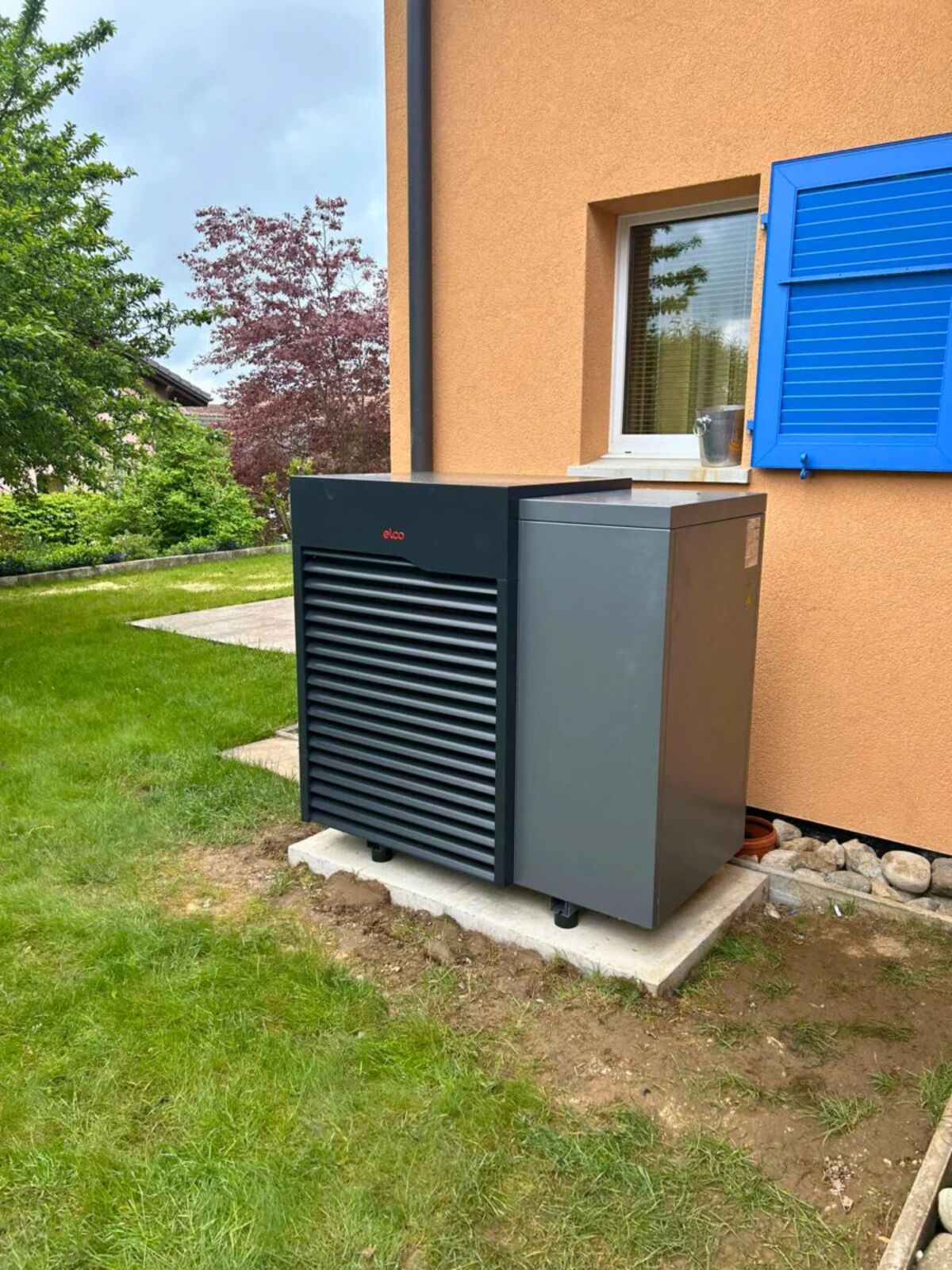 Pompe à chaleur Elco AEROTOP installée en extérieur — réalisation AMIAR Services Sàrl