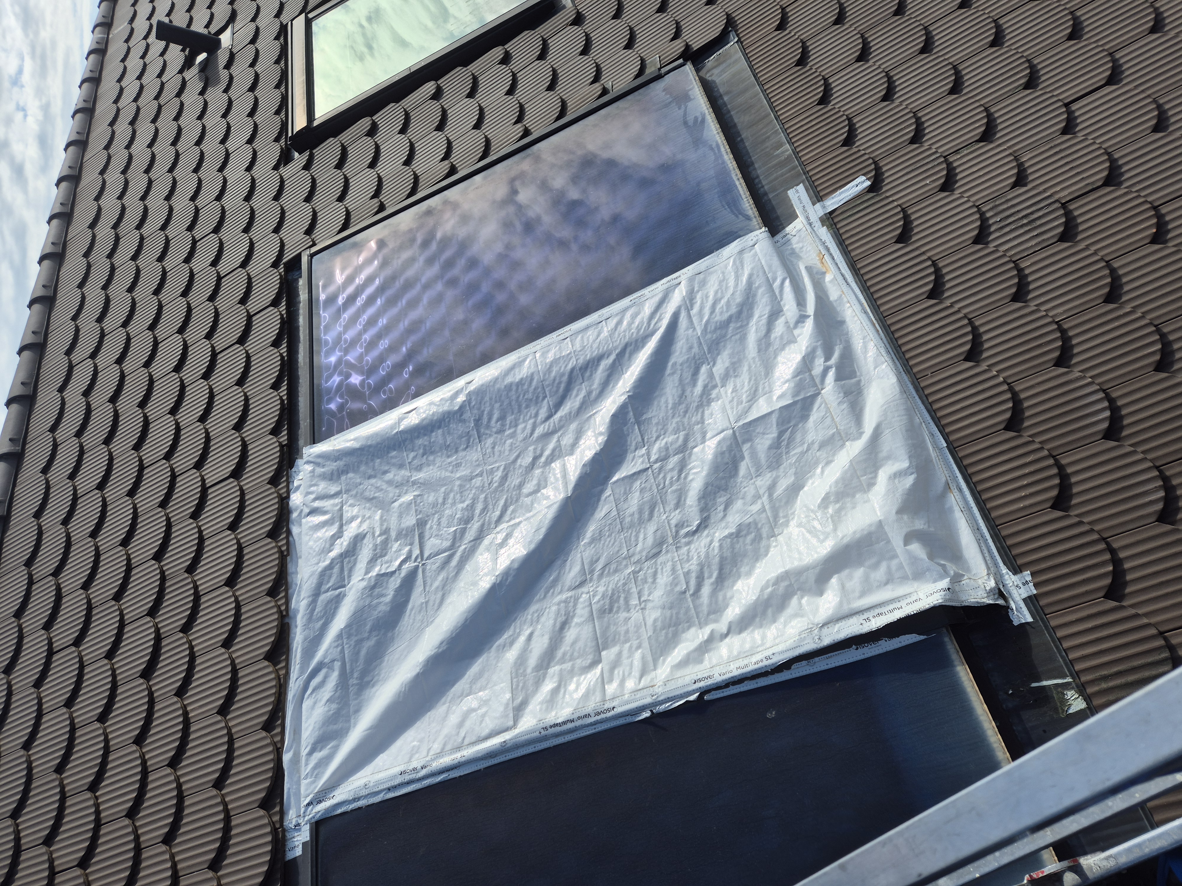 Accès sécurisé sur toit à forte pente pour entretien et remplacement de panneaux solaires thermiques